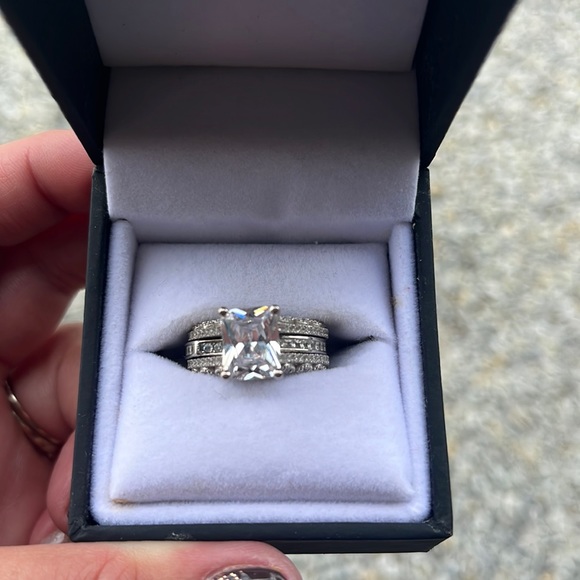 Jeulia Ring - Picture 1 of 3